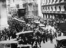 Menschenmassen vor der New Yorker Börse an der Wall Street kurz nach dem Börsenkrach von 1929