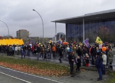 Menschen in Berlin demonstrieren im November 2010 für ein Bedingungsloses Grundeinkommen, das jeder Bürger vom Staat erhalten soll - unabhängig davon, ob er arbeitet und wie viel Geld im zur Verfügung steht.