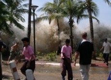Ausnahmezustand in Thailand 2004, als einer der schlimmsten Tsunamis in der Geschichte an der Küste des Landes auftraf.
