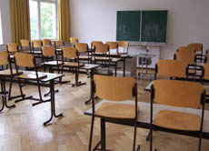 Eine Institution bezeichnet zum Beispiel eine öffentliche oder staatliche Einrichtung, die bestimmte Aufgaben übernimmt und einem festgelegten Zweck dient - wie die Schule.