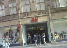 H&M und anderen Unternehmen wurde vorgeworfen, Kleidung und/ oder Stoffe von Kindern und sehr schlecht bezahlten Menschen unter miserablen Bedingungen herstellen zu lassen.