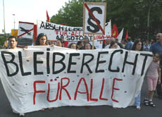 Menschen demonstrieren gegen die deutsche und europäische Abschiebepraxis.