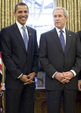 Obama und sein Amtsvorgänger George W. Bush: Obamas Reden wirken im Vergleich besonnen und durchdacht, trotzdem liegen die Positionen teilweise nicht allzu weit auseinander.