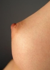 Zwischen neun und zwölf Jahren beginnt bei Mädchen, die Brust zu wachsen. Die spätere Größe und Form des Busens sind in den Genen vorbestimmt, man kann sie nicht beeinflussen.