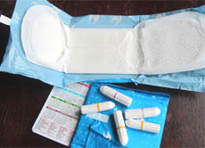 Wenn du deine Tage bekommst, hast du die Möglichkeit, Tampons oder Binden zu benutzen. Beides hat Vor- und Nachteile - während Mädchen anfangs oft Probleme mit der Benutzung von Tampons haben, steigen viele später darauf um, weil sie im Alltag praktischer sind.