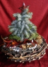 Eine kleinere Kunsttanne hat schon bald eine bessere Ökobilanz als ein abgesägter Baum aus einer Massenzucht. Umweltfreundlicher ist es aber, eine Kunsttanne gebraucht oder aus recyceltem Plastik zu kaufen.
