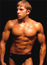 Für einen unnatürlich muskulösen Körper trainieren Bodybuilder nicht nur hart, sondern helfen meist mit Hormonen nach.