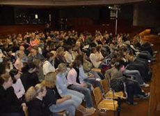 Die Schüler des Georg-Büchner-Gymnasiums in Kaarst sind von den Theaterstück ergriffen.