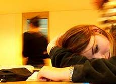 Beim Mobbing werden Schüler regelmäßig fertiggemacht, von allen gemieden oder mit ständigen Lästereien herabgesetzt.