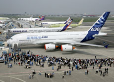 Der neue Airbus A380 ist fast doppelt so groß wie bisherige Großraumflugzeuge.