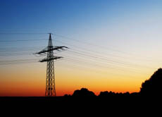 Über Hochspannungsleitungen wird der Strom von den Kraftwerken aus in alle Haushalte transportiert.