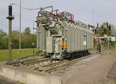 Transformatoren dienen der Umwandlung der Stromspannung - zwischen Kraftwerk und Haushalt wird die Spannung künstlich heraufgesetzt, weil der Strom sich so besser transportieren lässt.