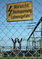 Warnung vor Hochspannung - doch schon der Wechselstrom aus der Steckdose ist lebensgefährlich.