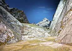 Hier siehst du die Oberfläche des Schweizer Pavillons in Japan. Sie sieht wirklich aus wie eine Alpen-Landschaft!