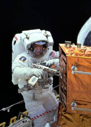 Der Esa-Astronaut Claude Nicolli bei einem "Weltraumspaziergang". Er muss im Weltall Reparaturarbeiten durchführen.