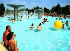 Sommerzeit ist natürlich Badezeit! Im Freibad kann man sich bei den heißen Temperaturen gut abkühlen.
