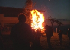 Zur Sommersonnenwende am 21. Juni werden viele Feste veranstaltet, um den längsten Tag im Jahr zu feiern. Oft wird dabei ein "Sonnwendfeuer" entzündet.