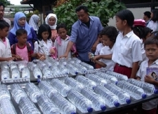 In Indonesien wird Trinkwasser durch die UV-A-Strahlung des Sonnenlichts keimfrei gemacht. Diese Methode zur Wasserentkeimung ist besonders in den armen Ländern verbreitet.