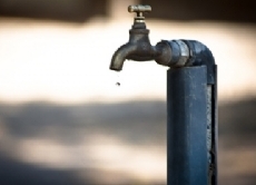 Sauberes Wasser gilt als Menschenrecht. Doch bei der Wasserversorgung spielen wirtschaftliche Interessen eine große Rolle und zunehmend verfügen nicht mehr öffentliche Einrichtungen, sondern private Konzerne über das Wasser, die hohe Gewinne erzielen wollen.