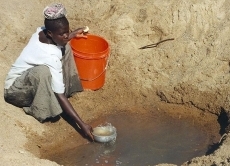 Oft sind in von Wassermangel betroffenen Regionen Mädchen und Frauen für die Beschaffung des Trinkwassers zuständig und müssen täglich viele Kilometer zu Fuß zurücklegen, um Trinkwasser aus den Brunnen zu holen.