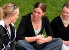 Autisten und Nicht-Autisten leben alle in derselben Welt, nur jeder nimmt sie auf seine Art und Weise wahr. Es stimmt auch nicht, dass Autisten im Allgemeinen keinen Kontakt zu anderen Menschen haben wollen.