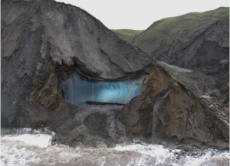 An der Küste von Herschel Island in Kanada wird im Permafrost eingeschlossenes Bodeneis sichtbar. Taut dieses Eis auf, kann der Untergrund instabil werden.