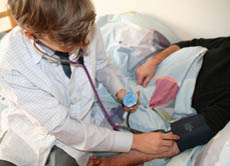 Beim Blutdruck misst man zwei Werte - den höheren "systolischen" (Blut fließt dann aus dem Herzen heraus) und den niedrigeren "diastolischen" (Blut fließt ins Herz hinein, nicht jedoch hinaus).