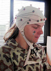 Mit einem EEG werden die elektrischen Aktivitäten der Nervenzellen des Gehirns gemessen und aufgezeichnet. Dadurch kann man feststellen, ob eine erhöhte Bereitschaft für epileptische Anfälle besteht.