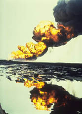 Das Burgan-Ölfeld (Kuwait) in Flammen: 1991 kam es zum Ersten Golfkrieg - das Erdöl im Nahen Osten ist von großer strategischer Bedeutung und Grund genug für Kriege.