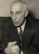 Irans Präsident Mohamad Mossadegh wurde mithilfe der Geheimdienste gestürzt, nachdem er die iranischen Erdölquellen verstaatlichen ließ.