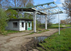 Ruine einer Tankstelle: Während der Ölkrisen wurde die am Weltmarkt gehandelte Ölmenge knapp - die Preise stiegen und die Wirtschaft erlebte einen Abschwung.