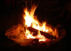 Die Nutzung des Feuers war eine wichtige Errungenschaft des Urmenschen. Für den Neandertaler war es nicht nur zum Kochen und Braten, sondern gerade in der einbrechenden Kältewelle auch zum Wärmen entscheidend.