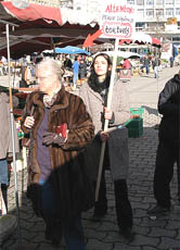 Viele Tierschutzorganisationen rufen zum Verzicht von Pelzkleidung auf. Bild: Eine französische Aktivistin demonstriert gegen das Tragen von Pelzen.