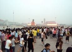 Menschen auf dem Platz des Himmlischen Friedens in Beijing: Gegenüber der "Verbotenen Stadt" der Kaiserpaläste versammelt sich das Volk, um seinen politischen Willen kundzutun.