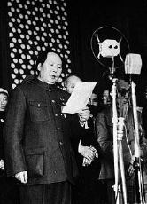1. Oktober 1949: Der Führer der Kommunistischen Partei Chinas Mao Zedong ruft die Volksrepublik aus.