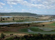 Der große Nebenfluss Benue mündet von Osten kommend in den Niger, der sich anschließend zu einem 200 Kilometer breiten Delta öffnet.