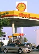 Mineralölkonzerne wie Royal Dutch Shell werden kritisiert für ihre Machenschaften in Nigeria, denn die Umwelt vor Ort und die in und mit ihr lebenden Menschen erleiden als Folge der Ölförderung große Schäden.