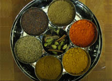 Die indische Küche ist vielfältig - sehr häufig werden Gewürze wie Pfeffer, Kurkuma, Kardamom, Schwarzer Senf und Bockshornklee verwendet.
