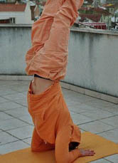Yoga ist stark von den indischen Religionen geprägt - mithilfe von Yoga versucht man, zur Erleuchtung zu gelangen oder Körper und Geist in Einklang zu bringen.