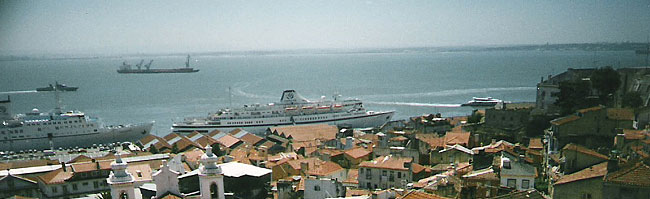 Panoramablick über Portugals Hauptstadt Lissabon. Der Tejo, der wichtigste Fluss des Landes, der Mitten durch Portugal fließt, mündet hier in den Atlantik.