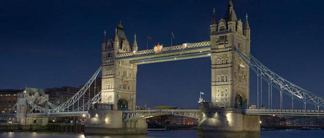 Blick auf die berühmte Tower-Bridge, eine Straßenbrücke über die Themse in Englands Hauptstadt London.