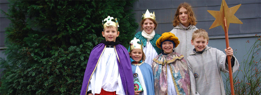 Am Dreikönigstag am 6. Januar ziehen Sternsinger durch die Straßen und schreiben ihren Segen an die Haustüren. Wer waren eigentlich die Heiligen Drei Könige?